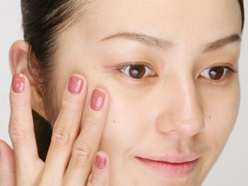 顔の中心から外側にむかって