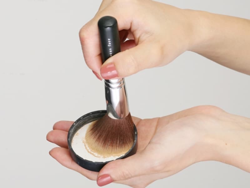 ブラシの中にまで粉を入れましょう