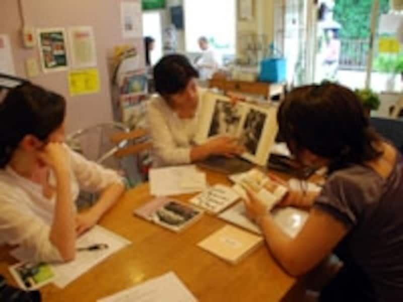 レッスンのはじまりは貝澤さんを囲んで宿題について話したり、おすすめの写真集を見たりして感性を研ぎ澄ます時間が流れていきます