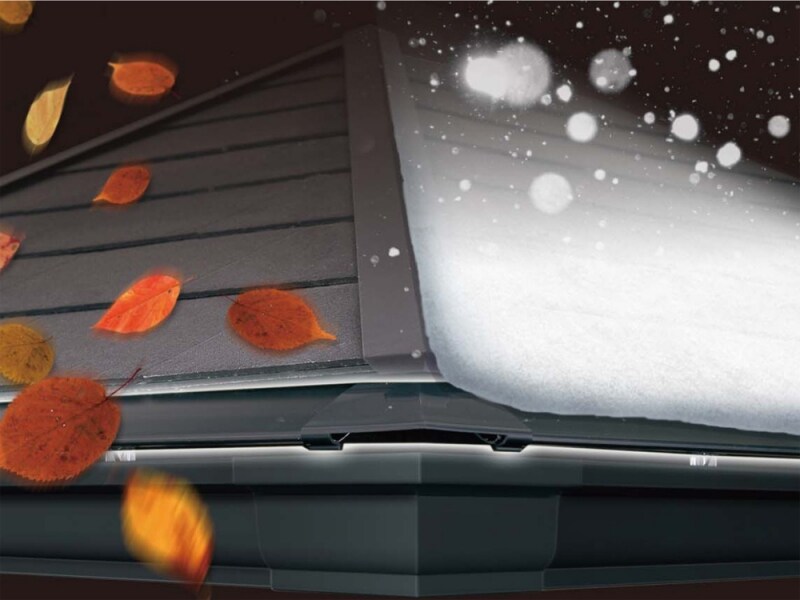 積雪や落葉が雨どいの中へ侵入するのを防ぐ軒樋用の部材。[マルチカバー]