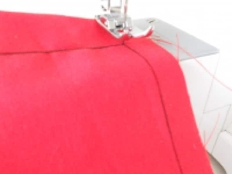 角に針を刺したまま、押さえを上げて布の向きを変えます