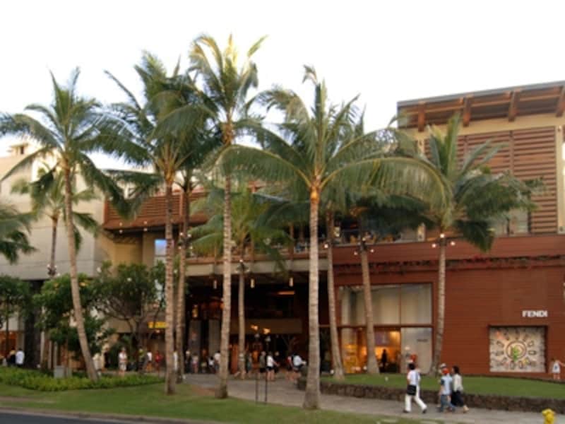 ロイヤル・ハワイアン・センター（画像）は22時まで、DFSギャラリア・ワイキキは22時半まで営業しているカラカウア通り