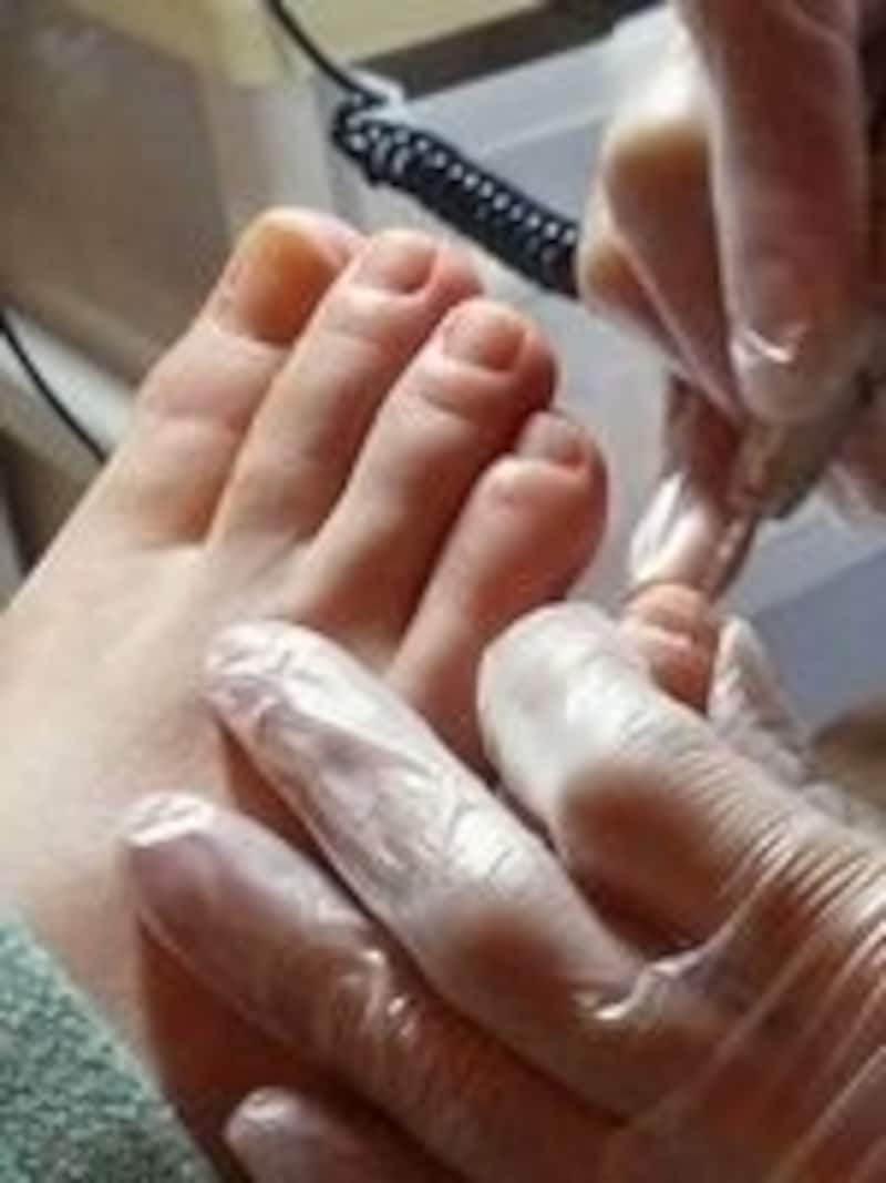 極細のフレーザーを使って小指の爪までしっかりケア