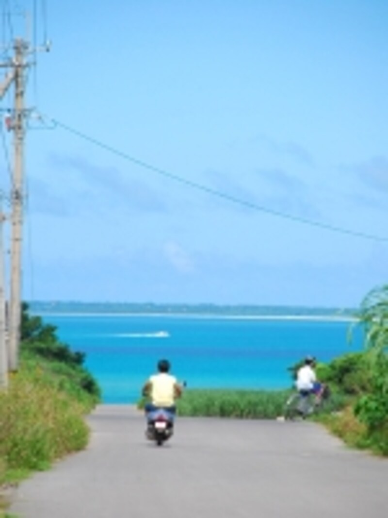 離島での主な移動手段は自転車かバイク。風を切って走るのが気持ちいい！
