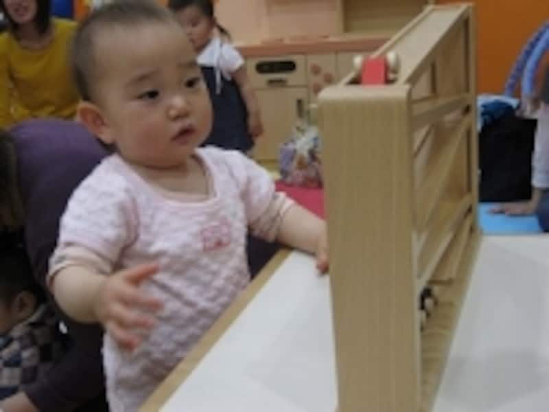 単純な遊びでも、赤ちゃんにはおもしろいので飽きません