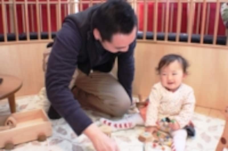 大人と一緒の安心感がおもちゃの楽しさを引きだします