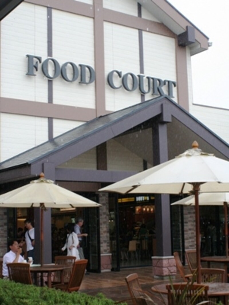 敷地中央のフードコートは大勢の人でいつも賑わう