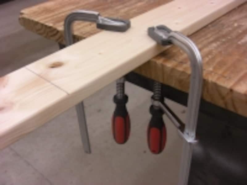 クランプで材料を固定すると作業しやすくなります