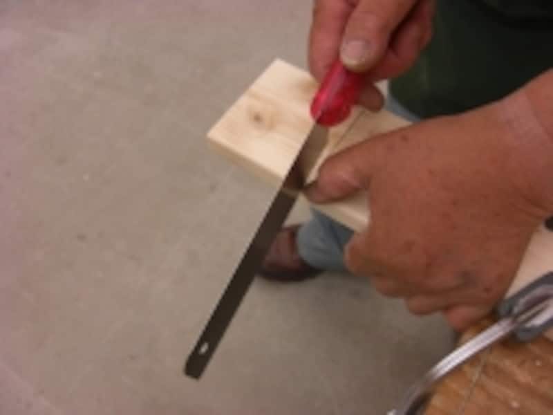 親指の爪をガイドにします