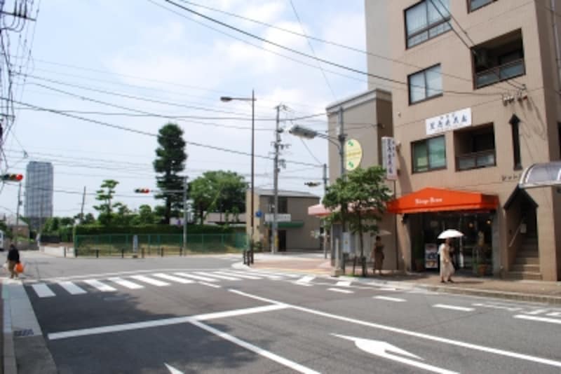 駅南東すぐの場所にあります