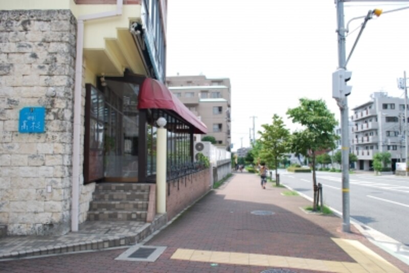 駅を西出て、弓場線とこうさすr