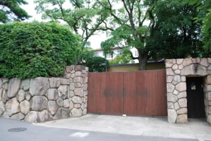 駅北側の屋敷でも一際大きい旧大林邸。門前に一戸建てが建ちそう。