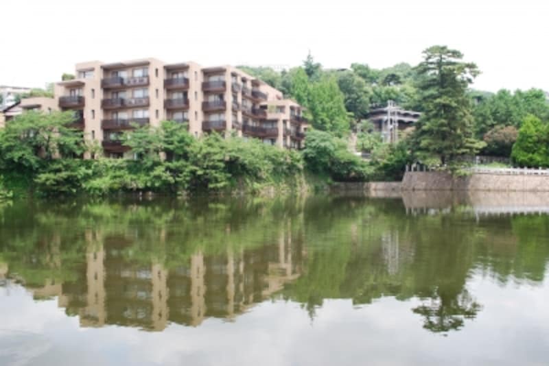 駅北側すぐにある深田池に隣接する分譲マンション。水面に映るフォルムが美しい。