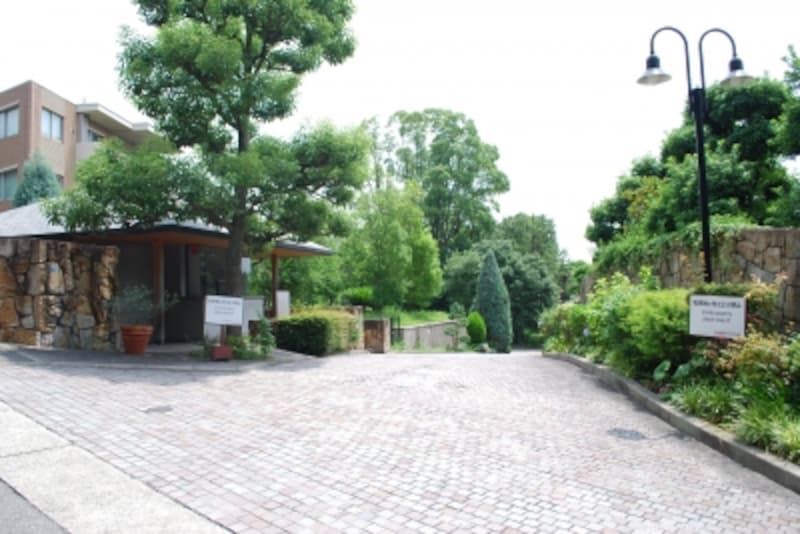 海外のコテージを連想させる住宅は高級賃貸か？管理棟が立派。