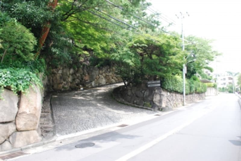 財団法人いけばな小原流の敷地。近寄りがたい雰囲気がある。