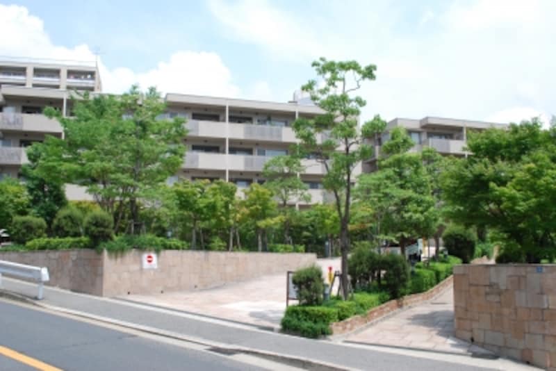 先の二つよりは築年数の新しそうな大規模分譲マンション。