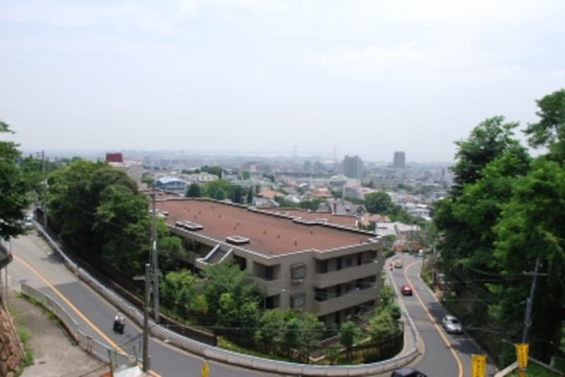 高台から南東方向を望む。急坂ぶりが確認できる。眺望は抜群。