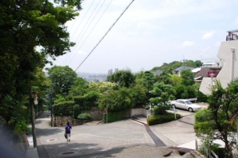 このエリアで住まうには、坂道をゆっくりと歩く生活の余裕が必要。