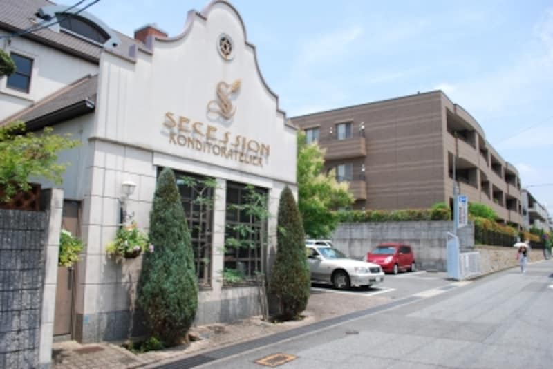 「セセシオン」のケーキは、南側の山手幹線沿い「にしむら珈琲」で食せる。