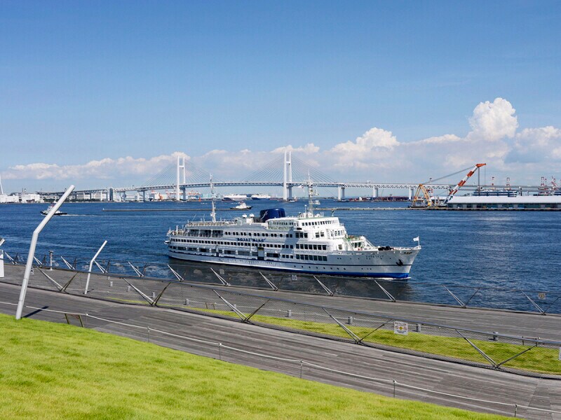 日本で唯一のエンターテイメント レストラン船「ロイヤルウイング」(提供画像)