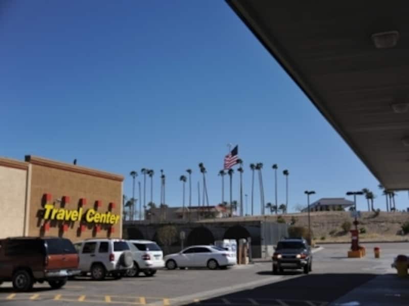 郊外にあるシャワー付きのガソリンスタンド