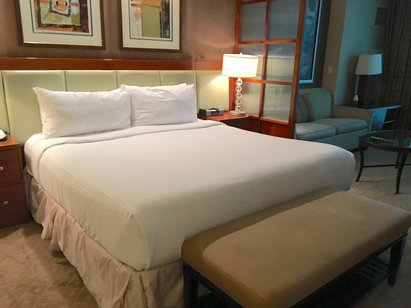 バーカウンターなども付いているホテルのセミスィートルーム