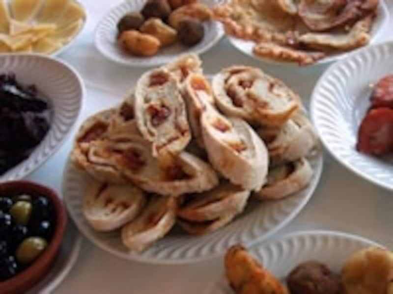 ゴハンという言葉が米だけでなく食べ物を表すのと同じように、パンという食べ物を示す言葉に由来している