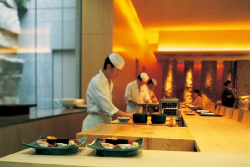 江戸前寿司「グランドハイアット東京 六緑」では、料理や飲み物が10%offに。