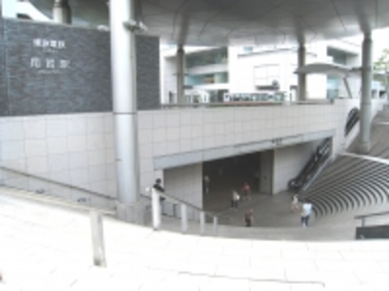 東急田園都市線用賀駅。駅構内から隣接する用賀ビジネススクエアへつながっている。階段の反対側にはバスタターミナルがある