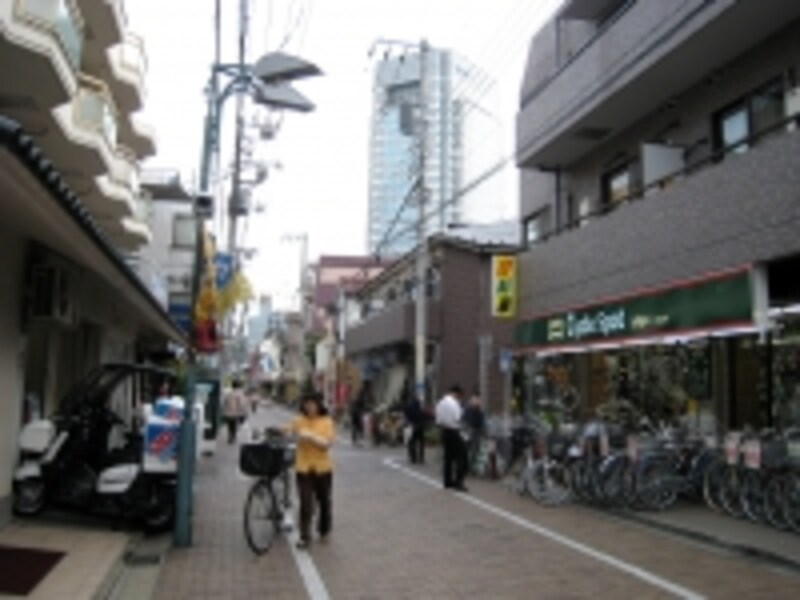 単身者であれば、商店街内の建物の２階以上などを狙うと便利な生活ができる