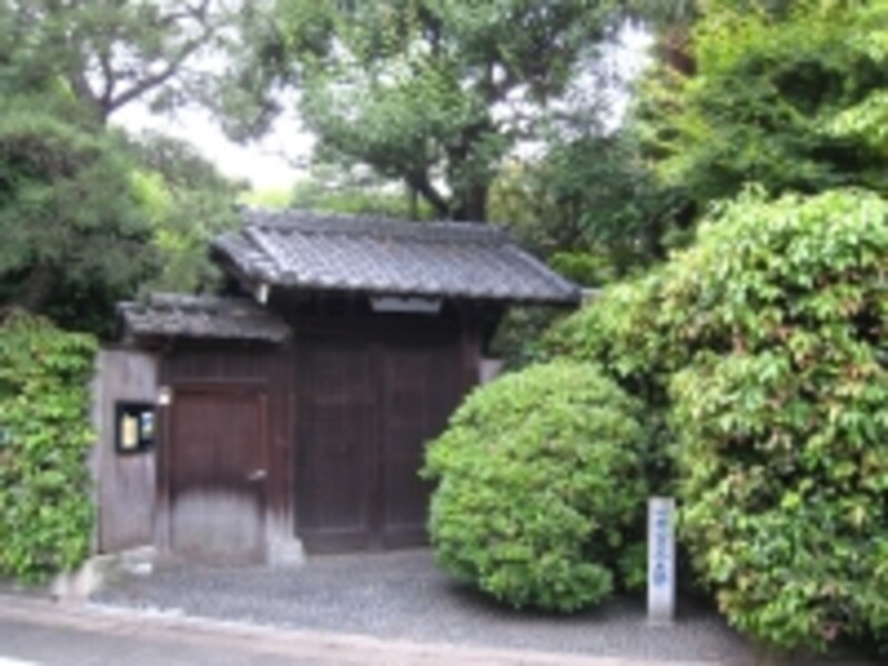 ケヤキの巨木のある、緑濃い一画にはかつての名主宅が。近くには玉川村村長旧宅の標識などもあり、区画整理当時の村関係者が地域の偉人として扱われていることが分かる