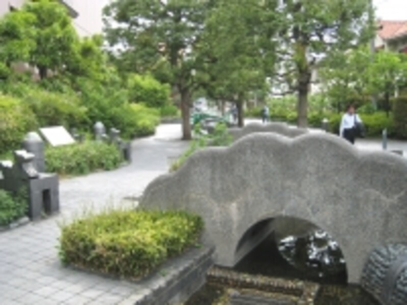 駅近くから砧公園の正面まで続く用賀プロムナード。足元には百人一首が順に書かれている