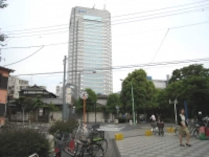 いらか道手前から見た用賀ビジネススクエアのタワー棟。用賀周辺ではひときわ目立つ建物だ