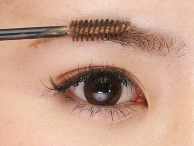 一度液をティッシュオフしてから眉にのせましょう