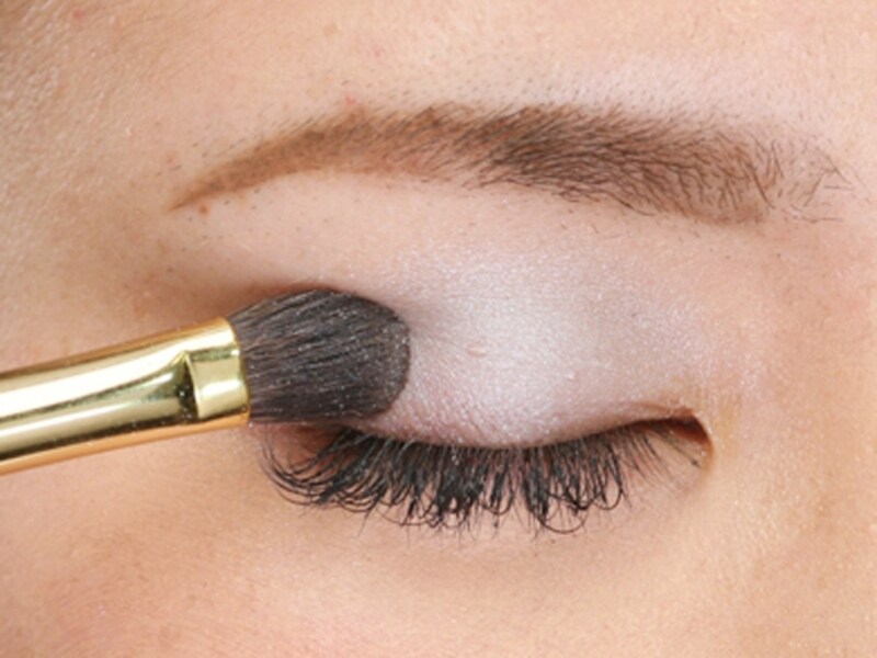 パウダーの同系色アイシャドウを重ねます