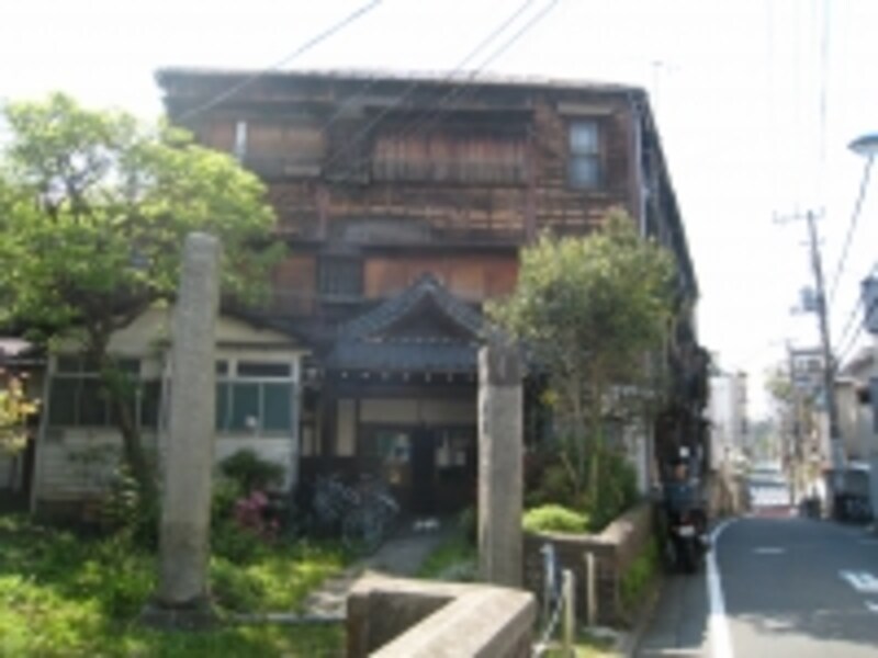 築100年余という木造3階建てアパート。居住者もいる。街の歴史を感じさせてくれる