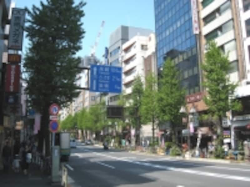 通り沿いには飲食店、書店その他は多いが、生鮮食料品店はほぼ見当たらない。通りから入るとごく小規模な店はあるにはあるが、品揃えは今ひとつ