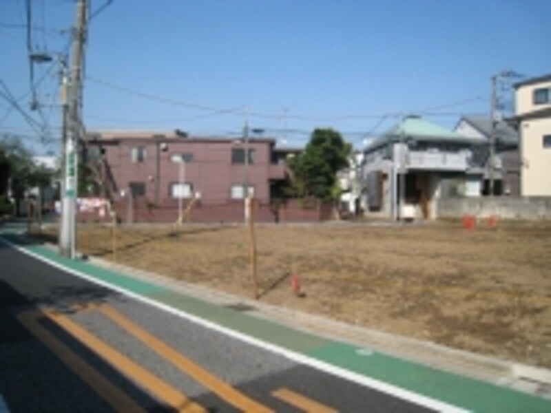 １軒のお屋敷を分割して土地分譲が行われていた。供給があるのは購入希望者にはうれしいが、こうした街並みが変わっていくと思うと複雑な気持ちも