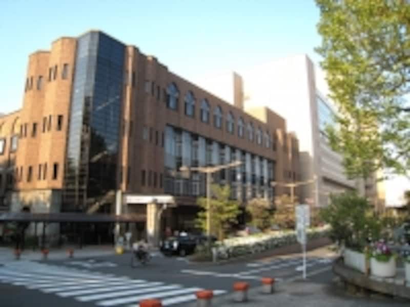 診療科目も多く、設備・機械なども最先端が揃えられている東大病院。院内も広い