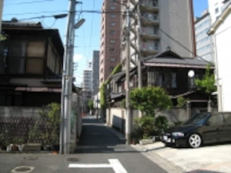 通り沿いにはマンション、一歩入ると一戸建てが並ぶ本郷通り近く。住宅の間には細い私道も多く見かけた