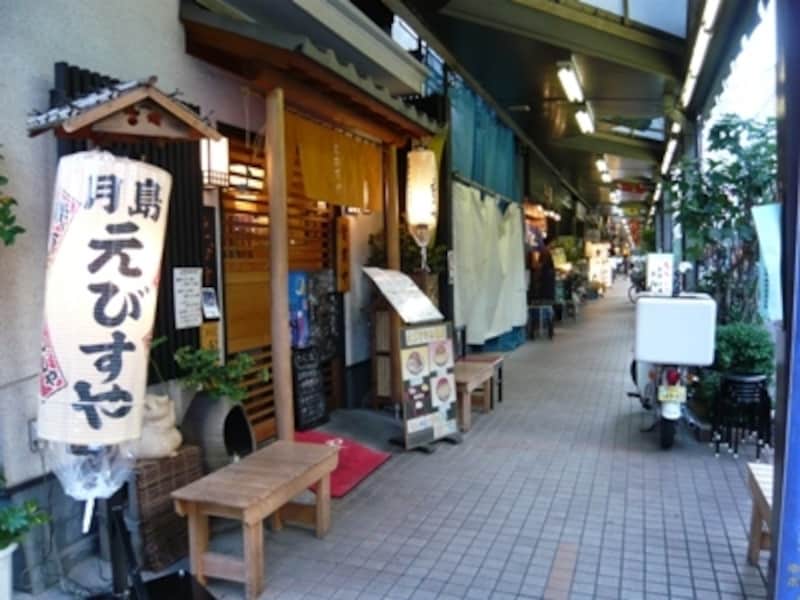 延々と軒を連ねるもんじゃのお店。しかしその歴史は意外にも新しいのです