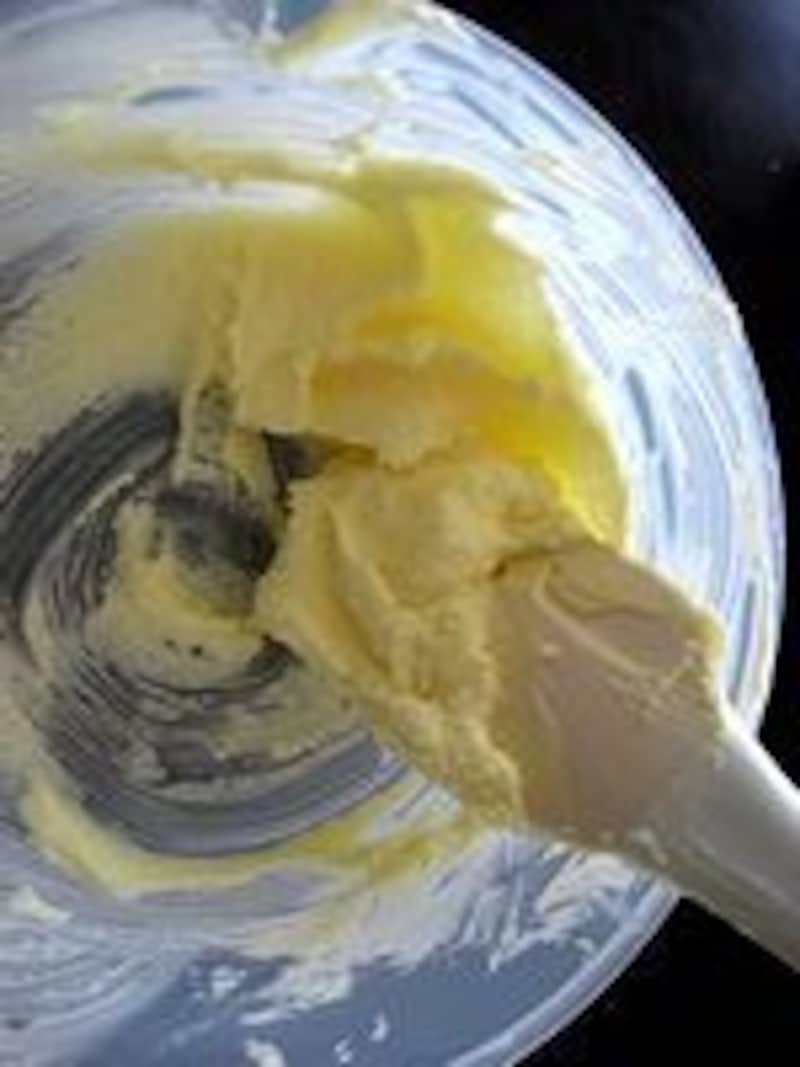 バターをやわらかく練ります