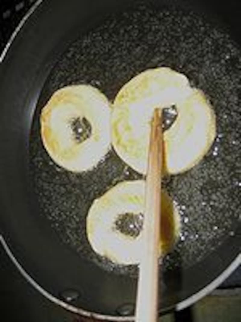 菜箸でクルクル回わしながら揚げます!