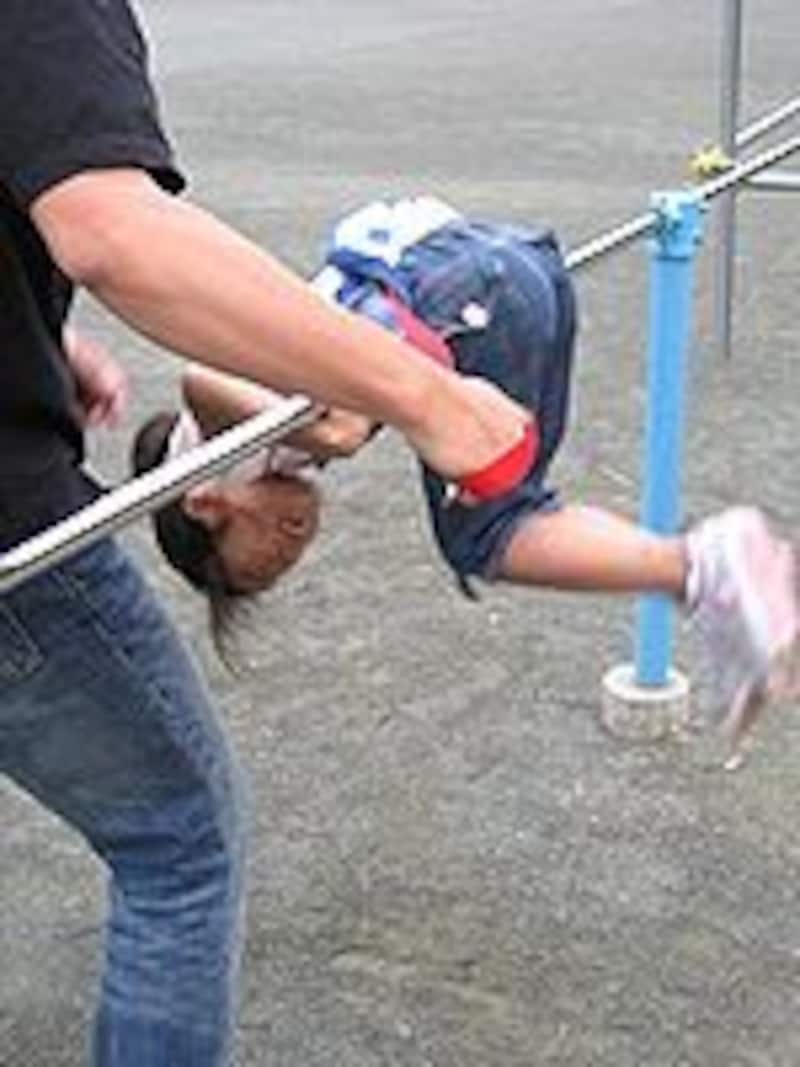 逆さ 小学生 