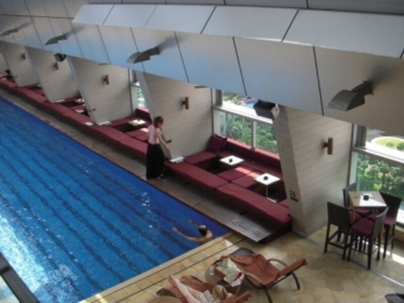 高層ビルを見渡せるプールでくつろぐ。シティステイならではの過ごし方です