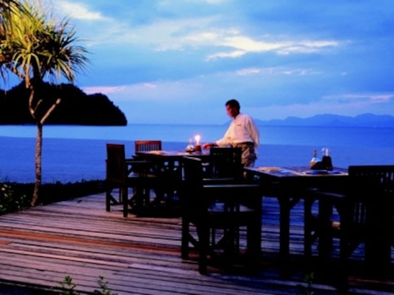 ムード満点のホテルのダイニングは高めですが、それでも日本で同レベルのレストランよりは手の届く価格帯です