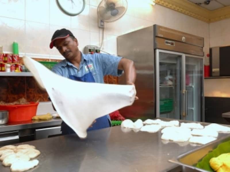 ダイナミックな手さばきで作られているのは、ロティチャナイというインド系ローカルフード