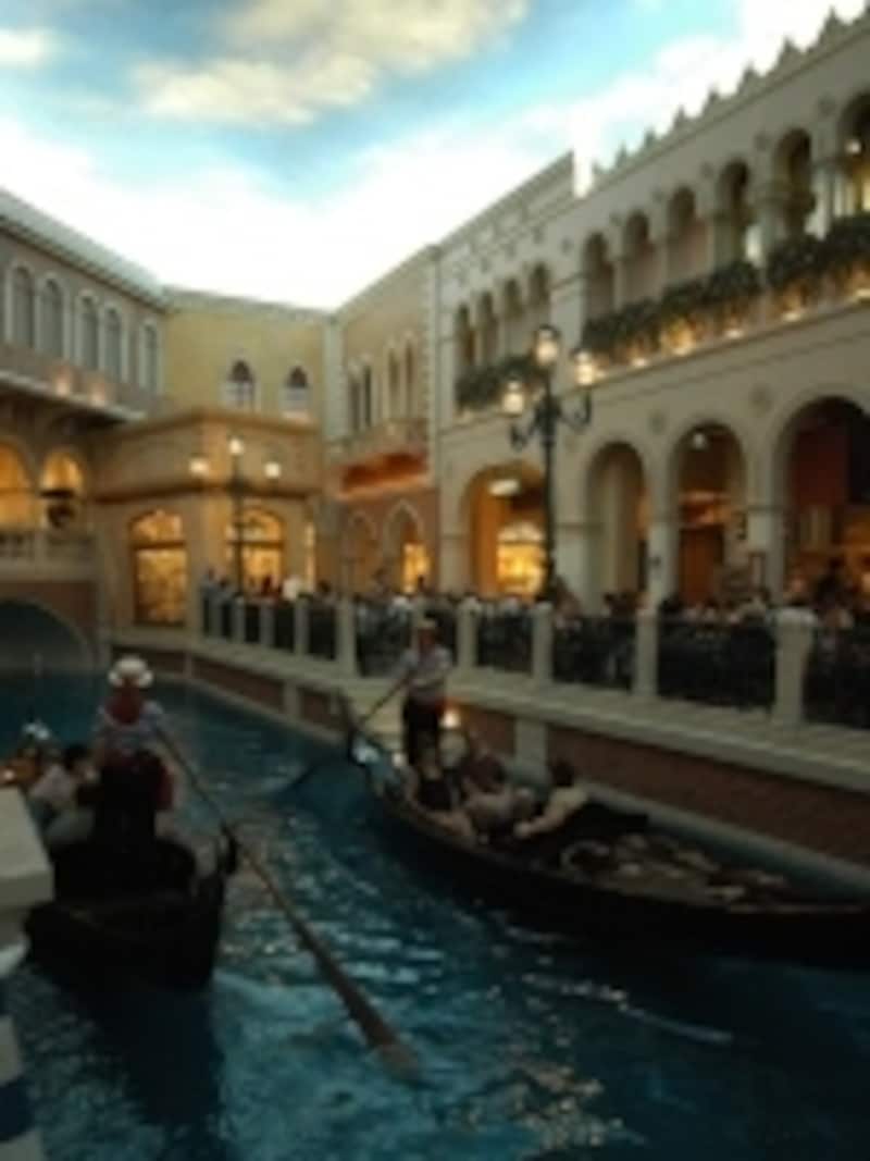 運河を眺めながらゴージャズバフェィ