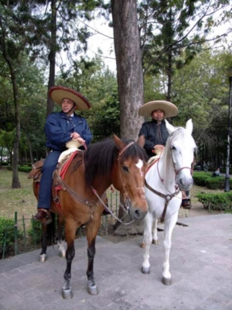 メキシコシティ、アラメダ公園を警備する警察官たちはチャロ（牧童）スタイル