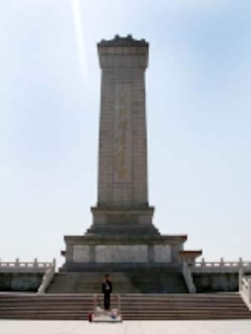 天安門広場の中央に位置する人民英雄記念碑